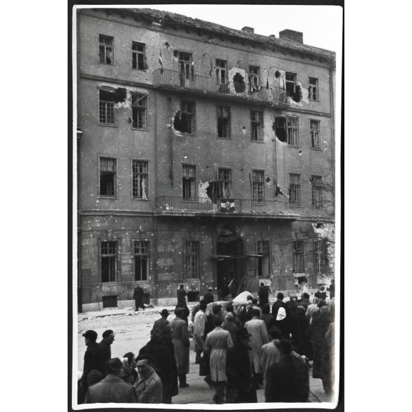 A Magyar Dolgozók Pártjának (MDP) VIII. kerületi székháza súlyosan megrongálódva, golyónyomokkal és belőtt ablakokkal, Budapest, Köztársaság tér, forradalom, ötvenhat, VIII. kerület,  kommunizmus, 1956, 1950-es évek, Eredeti fotó, papírkép. 