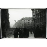 Házak megrongálódva, golyónyomokkal és belőtt ablakokkal, Budapest, Rákóczi út, Blaha Lujza tér, forradalom, ötvenhat, VII. kerület,  kommunizmus, 1956, 1950-es évek, Eredeti fotó, papírkép, alsó sarkán gyűrődés. 