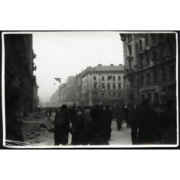 Házak megrongálódva, golyónyomokkal és belőtt ablakokkal, Budapest, Rákóczi út, Blaha Lujza tér, forradalom, ötvenhat, VII. kerület,  kommunizmus, 1956, 1950-es évek, Eredeti fotó, papírkép, alsó sarkán gyűrődés. 