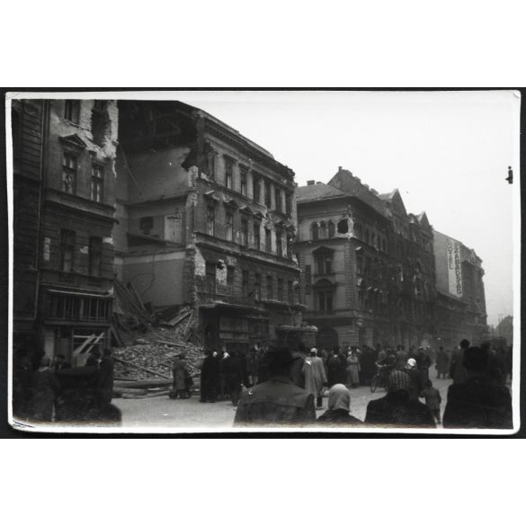 Házak megrongálódva, golyónyomokkal és belőtt ablakokkal, Budapest, Rákóczi út 82, Hotel Szabadság reklám felirat, forradalom, ötvenhat, VII. kerület,  kommunizmus, 1956, 1950-es évek, Eredeti fotó, papírkép.   