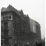 Házak megrongálódva, golyónyomokkal és belőtt ablakokkal, Budapest, Rákóczi út 82, Hotel Szabadság reklám felirat, forradalom, ötvenhat, VII. kerület,  kommunizmus, 1956, 1950-es évek, Eredeti fotó, papírkép.   