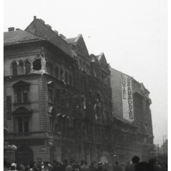 Házak megrongálódva, golyónyomokkal és belőtt ablakokkal, Budapest, Rákóczi út 82, Hotel Szabadság reklám felirat, forradalom, ötvenhat, VII. kerület,  kommunizmus, 1956, 1950-es évek, Eredeti fotó, papírkép.   