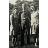 Német katona Magyarországon, Luftwaffe egyenruha, légvédelmi tüzér, jelvény, 2. világháború, , Eredeti fotó,  papírkép.  