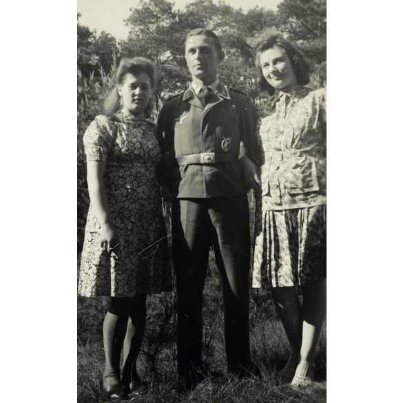 Német katona Magyarországon, Luftwaffe egyenruha, légvédelmi tüzér, jelvény, 2. világháború, , Eredeti fotó,  papírkép.  