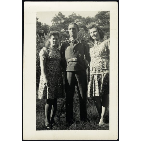 Német katona Magyarországon, Luftwaffe egyenruha, légvédelmi tüzér, jelvény, 2. világháború, , Eredeti fotó,  papírkép.  