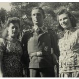 Német katona Magyarországon, Luftwaffe egyenruha, légvédelmi tüzér, jelvény, 2. világháború, , Eredeti fotó,  papírkép.  