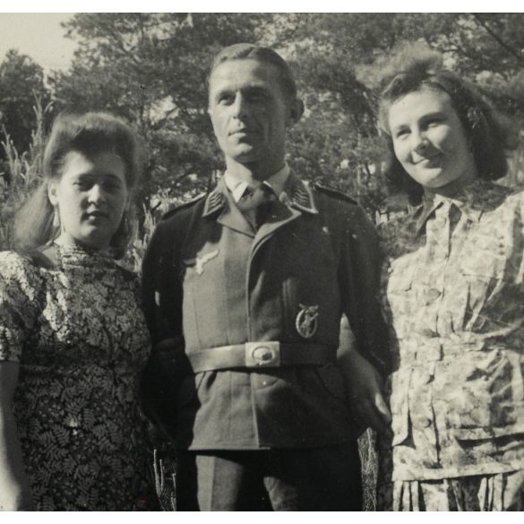 Német katona Magyarországon, Luftwaffe egyenruha, légvédelmi tüzér, jelvény, 2. világháború, , Eredeti fotó,  papírkép.  