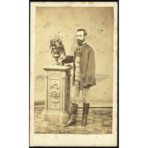 Louis Henri műterme, Pozsony, Felvidék, elegáns szakállas férfi magyaros ruhában, csizmában, monarchia, 1860-as évek, Eredeti CDV, vizitkártya fotó.  