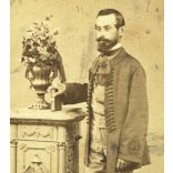 Louis Henri műterme, Pozsony, Felvidék, elegáns szakállas férfi magyaros ruhában, csizmában, monarchia, 1860-as évek, Eredeti CDV, vizitkártya fotó.  