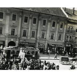   2 darab fotó, vallási felvonulás, Kassa, Felvidék, körmenet (?), villamos, lovasszekér reklámokkal, üzlet, jármű, közlekedés, egyház, Horthy-korszak, helytörténet, Eredeti fotó,  papírkép.  