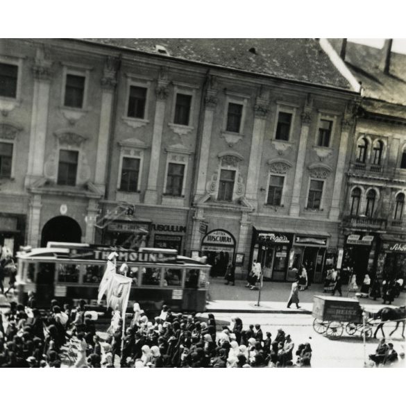 2 darab fotó, vallási felvonulás, Kassa, Felvidék, körmenet (?), villamos, lovasszekér reklámokkal, üzlet, jármű, közlekedés, egyház, Horthy-korszak, helytörténet, Eredeti fotó,  papírkép.  