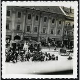 2 darab fotó, vallási felvonulás, Kassa, Felvidék, körmenet (?), villamos, lovasszekér reklámokkal, üzlet, jármű, közlekedés, egyház, Horthy-korszak, helytörténet, Eredeti fotó,  papírkép.  