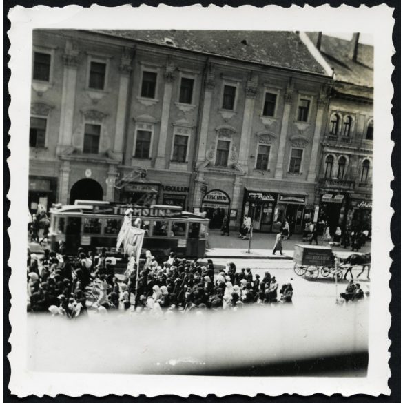 2 darab fotó, vallási felvonulás, Kassa, Felvidék, körmenet (?), villamos, lovasszekér reklámokkal, üzlet, jármű, közlekedés, egyház, Horthy-korszak, helytörténet, Eredeti fotó,  papírkép.  