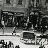 2 darab fotó, vallási felvonulás, Kassa, Felvidék, körmenet (?), villamos, lovasszekér reklámokkal, üzlet, jármű, közlekedés, egyház, Horthy-korszak, helytörténet, Eredeti fotó,  papírkép.  