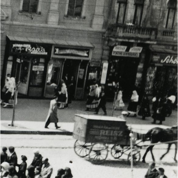 2 darab fotó, vallási felvonulás, Kassa, Felvidék, körmenet (?), villamos, lovasszekér reklámokkal, üzlet, jármű, közlekedés, egyház, Horthy-korszak, helytörténet, Eredeti fotó,  papírkép.  