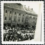 2 darab fotó, vallási felvonulás, Kassa, Felvidék, körmenet (?), villamos, lovasszekér reklámokkal, üzlet, jármű, közlekedés, egyház, Horthy-korszak, helytörténet, Eredeti fotó,  papírkép.  