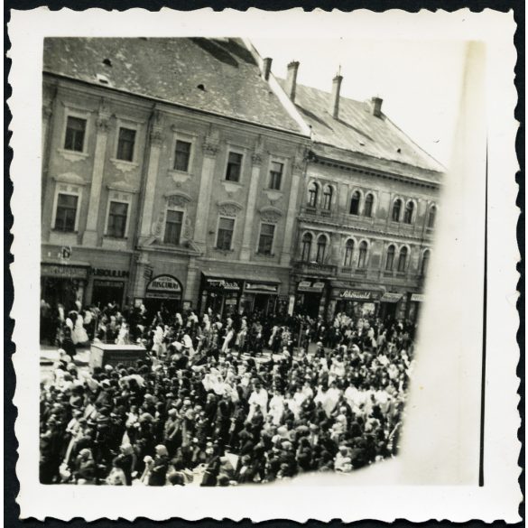 2 darab fotó, vallási felvonulás, Kassa, Felvidék, körmenet (?), villamos, lovasszekér reklámokkal, üzlet, jármű, közlekedés, egyház, Horthy-korszak, helytörténet, Eredeti fotó,  papírkép.  