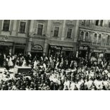 2 darab fotó, vallási felvonulás, Kassa, Felvidék, körmenet (?), villamos, lovasszekér reklámokkal, üzlet, jármű, közlekedés, egyház, Horthy-korszak, helytörténet, Eredeti fotó,  papírkép.  