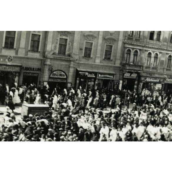 2 darab fotó, vallási felvonulás, Kassa, Felvidék, körmenet (?), villamos, lovasszekér reklámokkal, üzlet, jármű, közlekedés, egyház, Horthy-korszak, helytörténet, Eredeti fotó,  papírkép.  