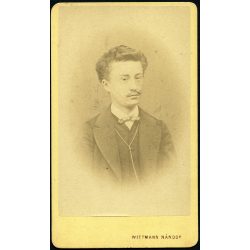   Wittmann Nándor műterme (hátoldalon Wittmann Ferdinánd felirat, ritka), Komárom,  (Komorn), elegáns fiatal férfi bajusszal, monarchia, 1870-es évek, Eredeti CDV, vizitkártya fotó.  