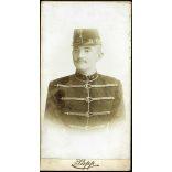 Nagyobb méret, Papp műterem, magyar katona huszár egyenruhában, sapkajelvény, retusált bajusz,  helytörténet, monarchia, 1890-es évek, Eredeti kabinetfotó.  