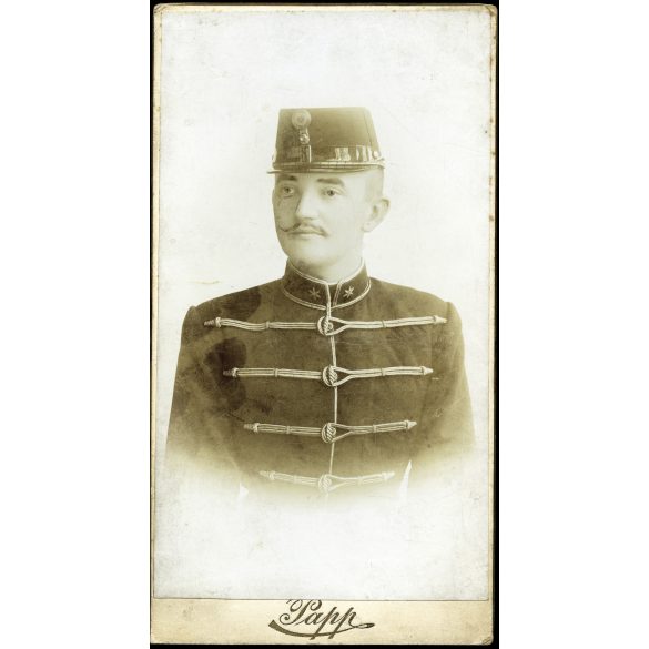 Nagyobb méret, Papp műterem, magyar katona huszár egyenruhában, sapkajelvény, retusált bajusz,  helytörténet, monarchia, 1890-es évek, Eredeti kabinetfotó.  