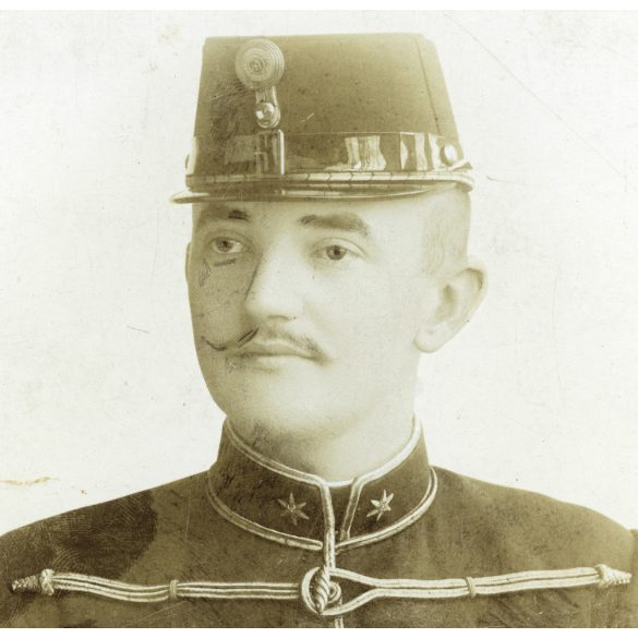 Nagyobb méret, Papp műterem, magyar katona huszár egyenruhában, sapkajelvény, retusált bajusz,  helytörténet, monarchia, 1890-es évek, Eredeti kabinetfotó.  