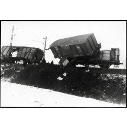   Tehervonat baleset, vasút, jármű, közlekedés, különös, 1960-as évek, szocializmus, Eredeti fotó, papírkép.   