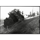 Mozdony (Henschel & Sohn GmbH) baleset, Budapest, Ferencváros, Gubacsi rendező pályaudvar, vasút, jármű, közlekedés, különös, 1967. 10. 26, 1960-as évek, szocializmus,   Eredeti fotó, papírkép.  