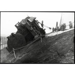   Mozdony (Henschel & Sohn GmbH) baleset, Budapest, Ferencváros, Gubacsi rendező pályaudvar, vasút, jármű, közlekedés, különös, 1967. 10. 26, 1960-as évek, szocializmus,   Eredeti fotó, papírkép.  