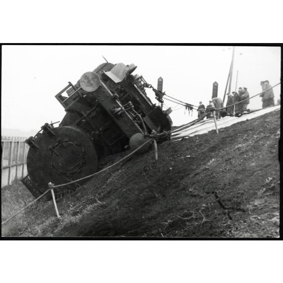 Mozdony (Henschel & Sohn GmbH) baleset, Budapest, Ferencváros, Gubacsi rendező pályaudvar, vasút, jármű, közlekedés, különös, 1967. 10. 26, 1960-as évek, szocializmus,   Eredeti fotó, papírkép.  