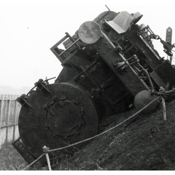 Mozdony (Henschel & Sohn GmbH) baleset, Budapest, Ferencváros, Gubacsi rendező pályaudvar, vasút, jármű, közlekedés, különös, 1967. 10. 26, 1960-as évek, szocializmus,   Eredeti fotó, papírkép.  