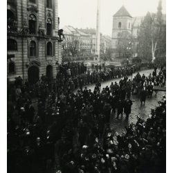   Bevonuló magyar honvédek, Kassa, Felvidék, katona, horogkeresztes német náci zászlók, karszalagok, egyenruha, 2. világháború, egyenruha, Horthy-korszak, helytörténet, Eredeti fotó,  papírkép. 