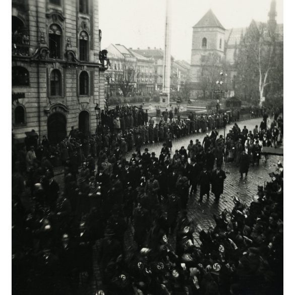 Bevonuló magyar honvédek, Kassa, Felvidék, katona, horogkeresztes német náci zászlók, karszalagok, egyenruha, 2. világháború, egyenruha, Horthy-korszak, helytörténet, Eredeti fotó,  papírkép. 