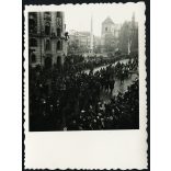 Bevonuló magyar honvédek, Kassa, Felvidék, katona, horogkeresztes német náci zászlók, karszalagok, egyenruha, 2. világháború, egyenruha, Horthy-korszak, helytörténet, Eredeti fotó,  papírkép. 