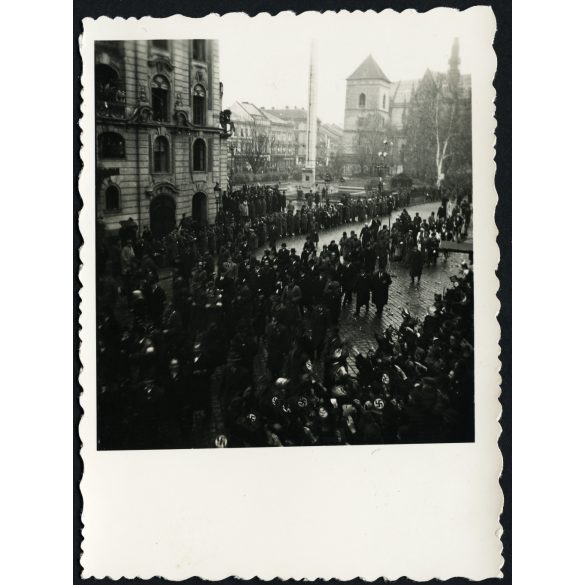 Bevonuló magyar honvédek, Kassa, Felvidék, katona, horogkeresztes német náci zászlók, karszalagok, egyenruha, 2. világháború, egyenruha, Horthy-korszak, helytörténet, Eredeti fotó,  papírkép. 