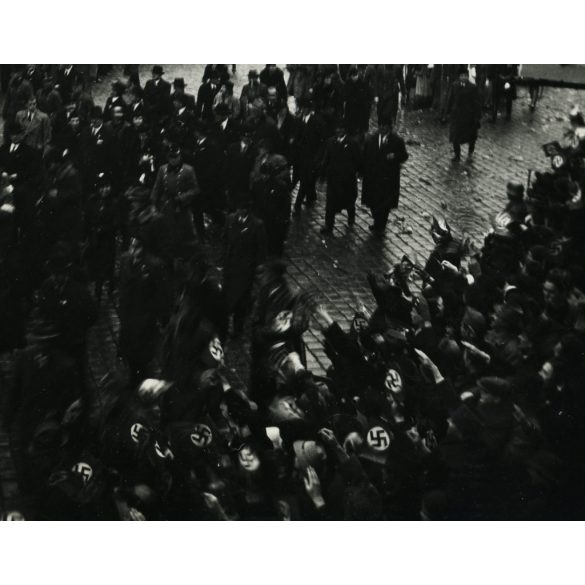 Bevonuló magyar honvédek, Kassa, Felvidék, katona, horogkeresztes német náci zászlók, karszalagok, egyenruha, 2. világháború, egyenruha, Horthy-korszak, helytörténet, Eredeti fotó,  papírkép. 