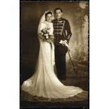 Brunhuber Béla műterme, Budapest, magyar katona esküvője, menyasszony, vőlegény, egyenruha, kard, főhadnagy, műszaki csapat, érdemrend, 2. világháború, 1940-es évek, monarchia, Eredeti fotó, papírkép. 