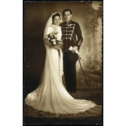   Brunhuber Béla műterme, Budapest, magyar katona esküvője, menyasszony, vőlegény, egyenruha, kard, főhadnagy, műszaki csapat, érdemrend, 2. világháború, 1940-es évek, monarchia, Eredeti fotó, papírkép. 