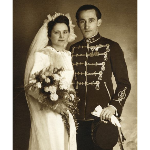 Brunhuber Béla műterme, Budapest, magyar katona esküvője, menyasszony, vőlegény, egyenruha, kard, főhadnagy, műszaki csapat, érdemrend, 2. világháború, 1940-es évek, monarchia, Eredeti fotó, papírkép. 