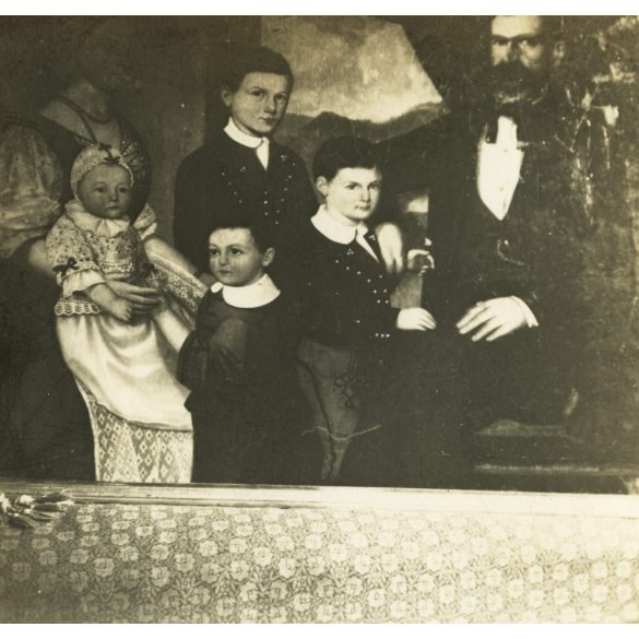 Girsik János kolozsvári erdőigazgató és családja, Erdély, egy olajfestmény feliratozott fotója, 1930-as évek, Horthy-korszak, Eredeti fotó, feliratozott papírkép.  