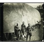 Magyar katonák megfigyelő ballonnal, korai „légierő”, légjáró csapatok fegyvernemi jelvénye, egyenruha, 1. világháború, 1910-es évek, monarchia, Eredeti fotó, papírkép.  