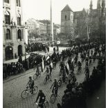 Bevonuló magyar cserkészek kerékpáron,  Kassa, Felvidék, magyar zászlók,  bicikli,  egyenruha, 2. világháború, egyenruha, Horthy-korszak, helytörténet, Eredeti fotó,  papírkép.  