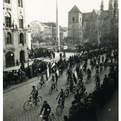   Bevonuló magyar cserkészek kerékpáron,  Kassa, Felvidék, magyar zászlók,  bicikli,  egyenruha, 2. világháború, egyenruha, Horthy-korszak, helytörténet, Eredeti fotó,  papírkép.  