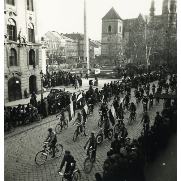 Bevonuló magyar cserkészek kerékpáron,  Kassa, Felvidék, magyar zászlók,  bicikli,  egyenruha, 2. világháború, egyenruha, Horthy-korszak, helytörténet, Eredeti fotó,  papírkép.  