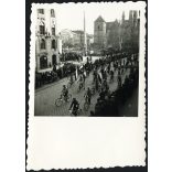 Bevonuló magyar cserkészek kerékpáron,  Kassa, Felvidék, magyar zászlók,  bicikli,  egyenruha, 2. világháború, egyenruha, Horthy-korszak, helytörténet, Eredeti fotó,  papírkép.  