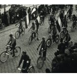 Bevonuló magyar cserkészek kerékpáron,  Kassa, Felvidék, magyar zászlók,  bicikli,  egyenruha, 2. világháború, egyenruha, Horthy-korszak, helytörténet, Eredeti fotó,  papírkép.  