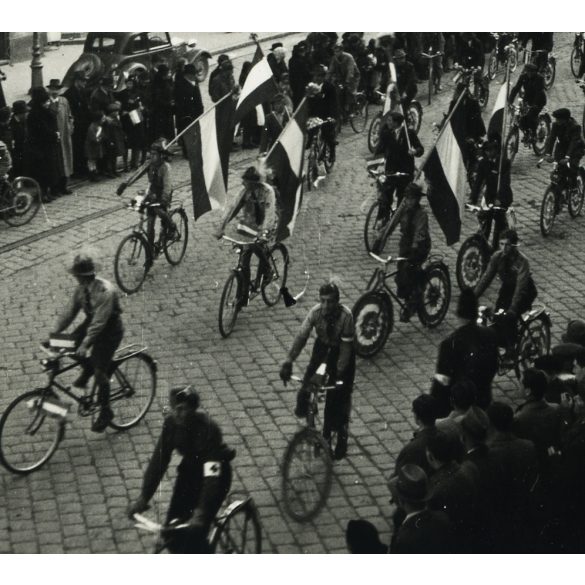 Bevonuló magyar cserkészek kerékpáron,  Kassa, Felvidék, magyar zászlók,  bicikli,  egyenruha, 2. világháború, egyenruha, Horthy-korszak, helytörténet, Eredeti fotó,  papírkép.  