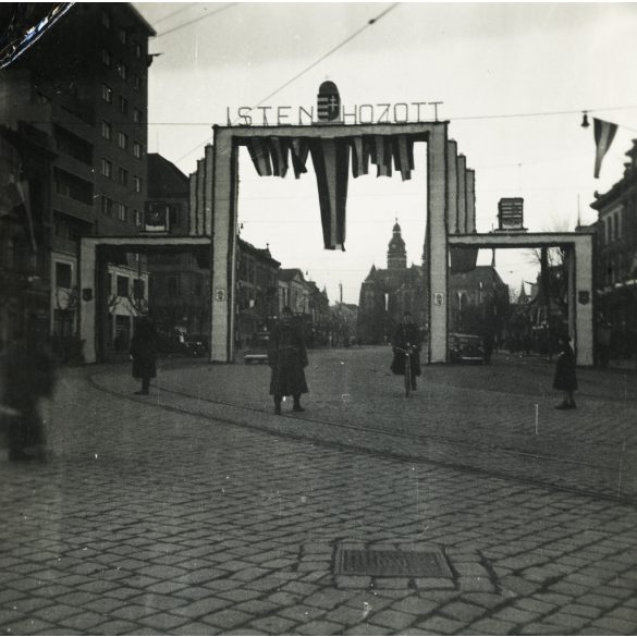 Díszkapu „Isten hozott” felirattal,  Kassa, Felvidék, magyar zászlók, magyar katona,  bevonulás, egyenruha, 2. világháború, Horthy-korszak, helytörténet, Eredeti fotó,  papírkép, felső sarkán gyűrődés.  