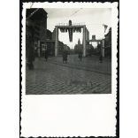 Díszkapu „Isten hozott” felirattal,  Kassa, Felvidék, magyar zászlók, magyar katona,  bevonulás, egyenruha, 2. világháború, Horthy-korszak, helytörténet, Eredeti fotó,  papírkép, felső sarkán gyűrődés.  